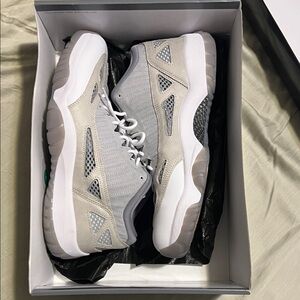 Jordan 11 ie grey